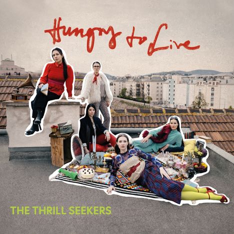 „Hungry to Live“ in roter Schrift und „THE THRILL SEEKERS“ in Grün. Fünf Frauen auf einem Dach, umgeben von Essen.