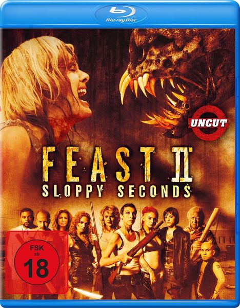"FEAST II: SLOPPY SECONDS" und "UNCUT". Eine Gruppe bewaffneter Menschen steht bereit, eine Frau schreit ein Monster an.