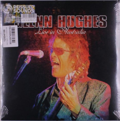 „GLENN HUGHES Live in Australia“. Illustration eines Musikers, der in ein Mikrofon singt, mit Gitarre in der Hand.