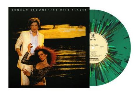 "DUNCAN BROWNE: THE WILD PLACES" steht oben. Zu sehen sind ein Albumcover mit zwei Personen vor einer Landschaft und eine grün gemusterte Schallplatte.