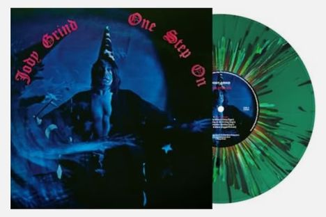 „Jody Grind One Step On“ in roter Schrift. Eine Phantasielandschaft mit Person im Umhang. Vinyl in grün-blauem Muster.