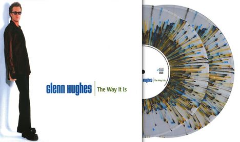 "glenn hughes The Way It Is" in blau und grün. Mann in dunkler Kleidung links. Rechts bunte, gesprenkelte Schallplatten.
