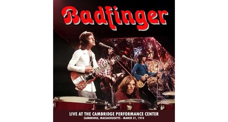 „Badfinger“ in roter Schrift. Darunter: „Live at the Cambridge Performance Center, Cambridge, Massachusetts - March 31, 1974“. Eine Band spielt auf der Bühne.
