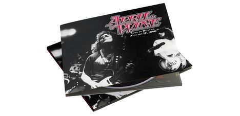 "April Wine Live in Denver January 17, 1980" in Rot. Zwei schwarz-weiße Musiker spielen elektrische Gitarren.
