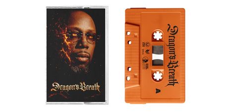 Links steht in gotischer Schrift "Dragon's Breath". Rechts eine orange Kassette mit gleichem Text.