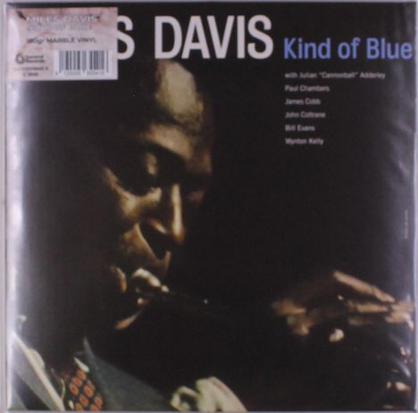Texte: "MILES DAVIS", "Kind of Blue". Ein Mann spielt Trompete, dunkler Hintergrund.
