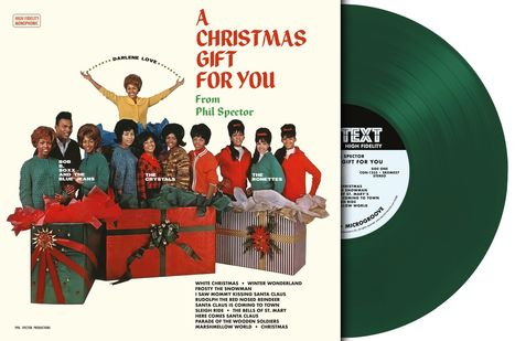 "A Christmas Gift for You From Phil Spector" in roter und grüner Schrift. Menschen posieren um große Geschenkboxen.