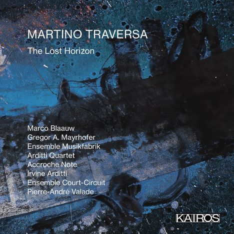 Text: "MARTINO TRAVERSA The Lost Horizon". Darunter Namen von Künstlern und Ensembles. Hintergrund: Blau-schwarze abstrakte Kunst.