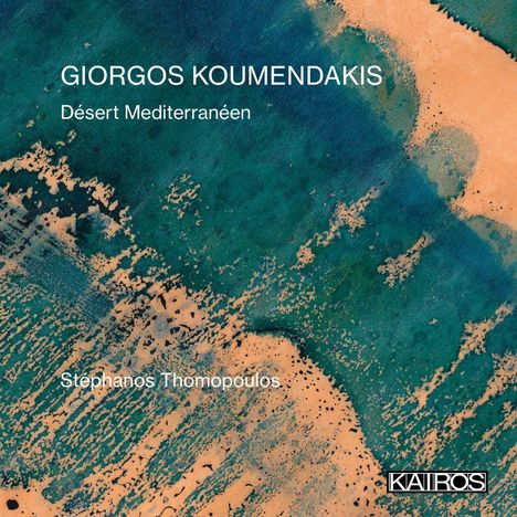 „GIORGOS KOUMENDAKIS, Désert Mediterranéen, Stéphanos Thomopoulos“. Abstraktes Muster aus Blau und Beige. KAIROS-Logo.