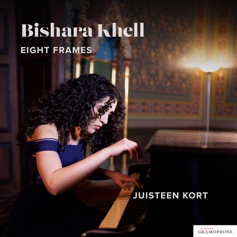 "Bishara Khell, Eight Frames, Juisten Kort." Eine Frau spielt konzentriert Klavier in einem elegant dekorierten Raum.