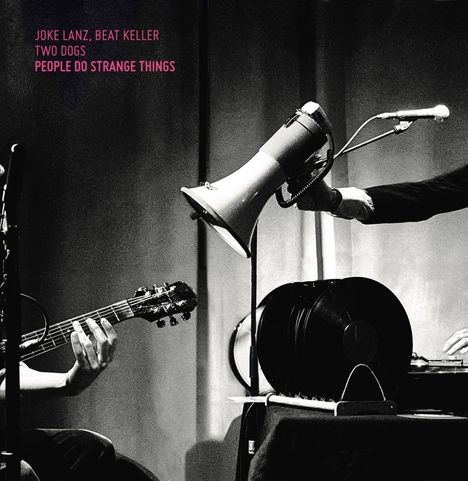 "Joke Lanz, Beat Keller, Two Dogs, People Do Strange Things." Links Gitarre, rechts Plattenspieler, Megafon in der Mitte.