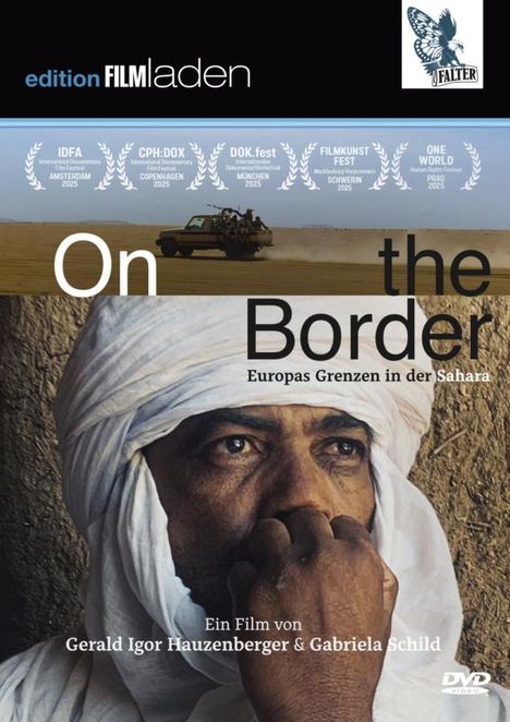 "On the Border: Europas Grenzen in der Sahara". Ein Mann mit Turban verdeckt sein Gesicht. Oben Filmpreise und Logos.
