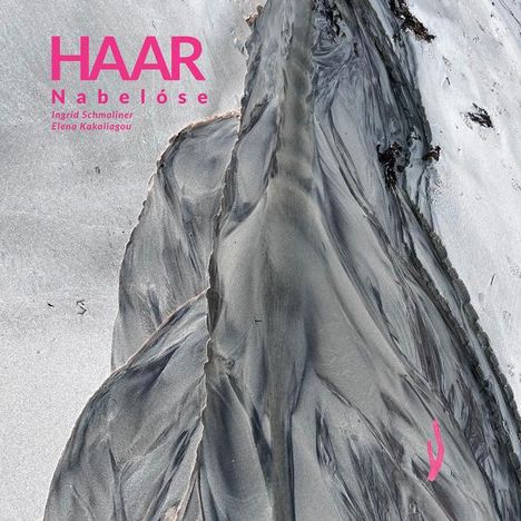 „HAAR Nabelóse“ – Ingrid Schmoliner, Elena Kakaliagou. Sandstrukturen verlaufen dynamisch über eine Fläche.