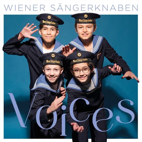 "Wiener Sängerknaben" oben, "Voices" unten. Vier Jungen in Matrosenanzügen lächeln und posieren fröhlich.