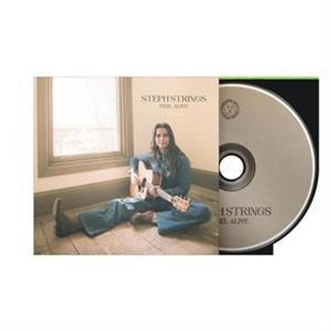 STEPH STRINGS, VOLUME ALIVE. Eine Person sitzt auf dem Boden, spielt Gitarre, CD rechts daneben.