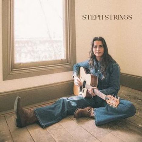 Text: "STEPH STRINGS". Eine Person sitzt auf einem Holzboden neben einem Fenster und spielt Gitarre, trägt Jeans.