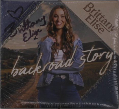 "Brittany Elise" und "back road story" sind die Texte. Frau mit langen Haaren in lässiger Kleidung, ländliche Gegend.