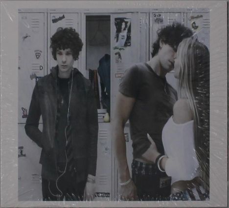 Eine Illustration mit Schließfächern im Hintergrund. Links ein Junge mit Kopfhörern, rechts ein Paar, das sich küsst.