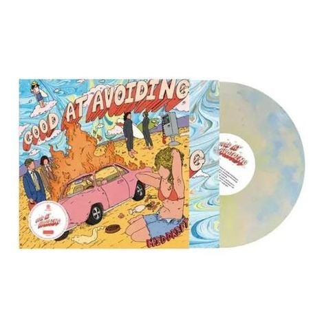 "Good at Avoiding" ist in großen Buchstaben geschrieben. Eine Illustration mit einem brennenden Auto und Menschen am Strand.