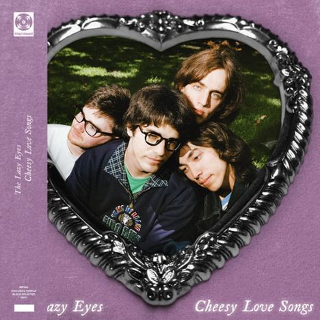 "The Lazy Eyes" und "Cheesy Love Songs" stehen auf einem lila Hintergrund. Vier Personen in einem herzförmigen Rahmen.