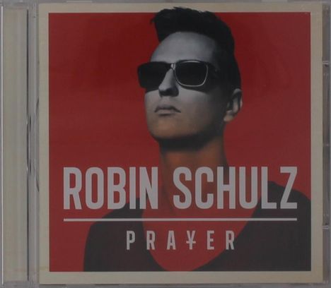 „ROBIN SCHULZ PRAYER“. Ein Mann mit Sonnenbrille vor rotem Hintergrund.