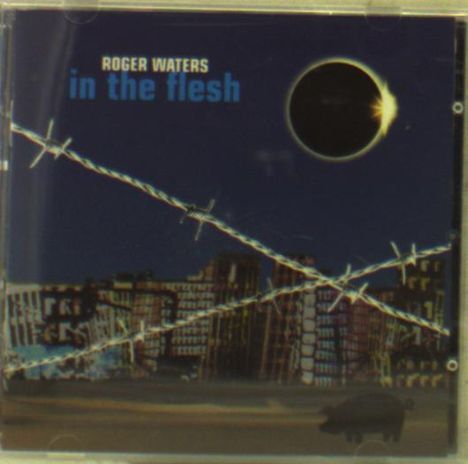 ROGER WATERS in the flesh. Zerfallene Gebäude hinter Stacheldraht, darüber eine Sonnenfinsternis.