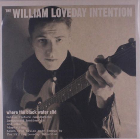 „The William Loveday Intention“ oben, „where the black water slid“ unten. Bild: Person spielt Gitarre, schaut vornüber.