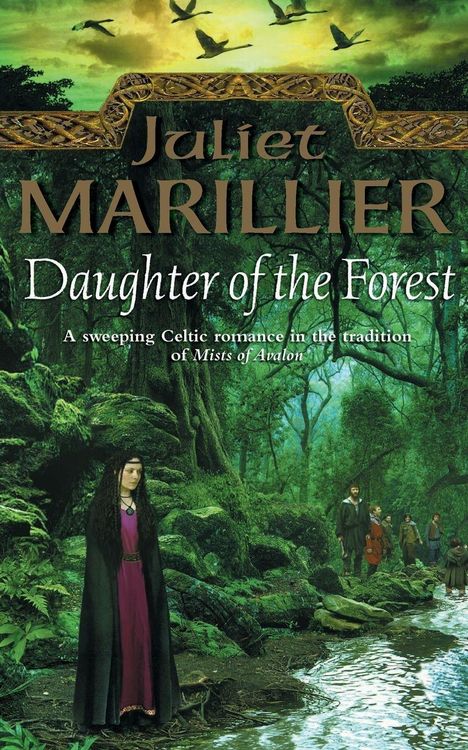 „Juliet Marillier: Daughter of the Forest“. Eine Frau in mittelalterlicher Kleidung steht in einem üppigen, grünen Wald.