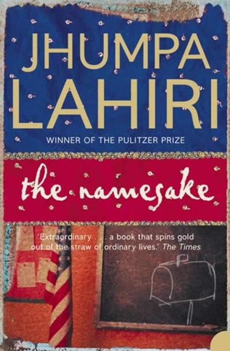 Text: "Jhumpa Lahiri", "Winner of the Pulitzer Prize", "the namesake", "A book that spins gold out of the straw of ordinary lives."  
Cover mit roten, blauen und goldenen Bereichen. Unten links Stoffmuster; rechts Tafel mit Skizze.