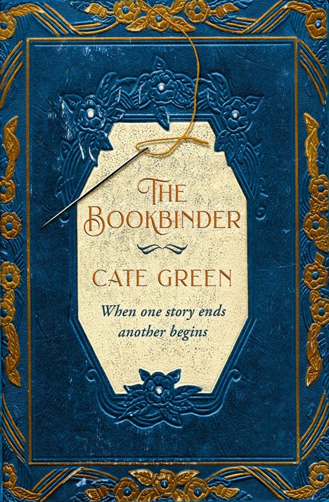 „THE BOOKBINDER“ von Cate Green. „When one story ends, another begins.“ Dekoratives blau-goldenes Design mit Blumen.