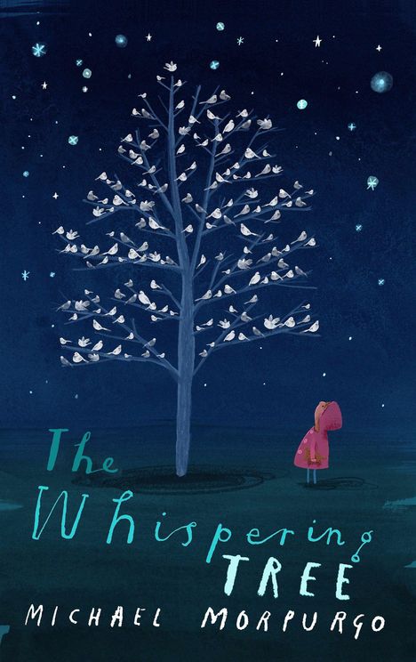"The Whispering Tree", "Michael Morpurgo". Ein Baum mit vielen Vögeln, nach oben schauendes Kind im roten Mantel, nächtlicher Himmel.