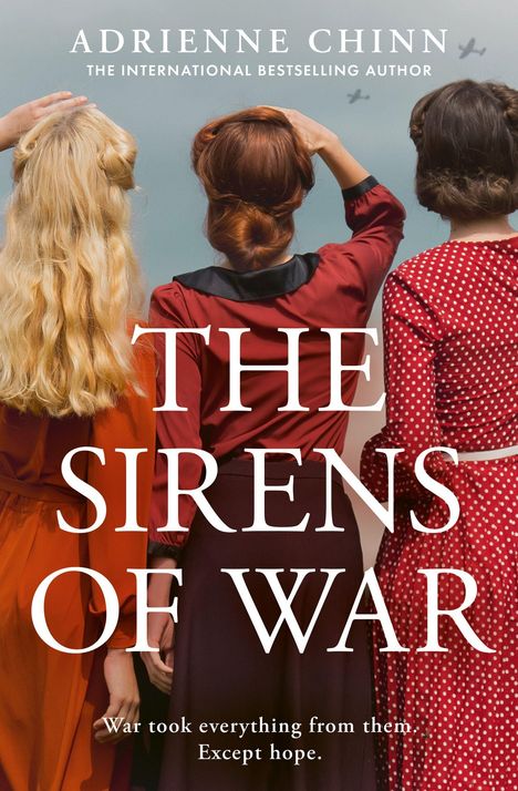 Drei Frauen in roten Kleidern blicken zum Himmel. Oben steht „ADRIENNE CHINN“, darunter „THE SIRENS OF WAR“.