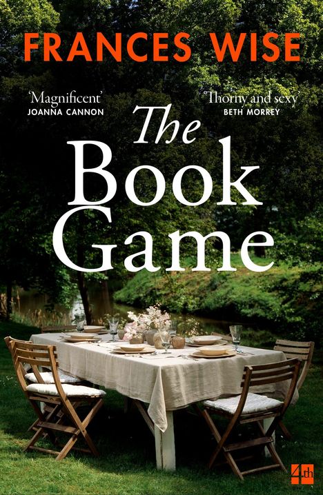 „FRANCES WISE: The Book Game. ‚Magnificent‘ Joanna Cannon, ‚Thorny and sexy‘ Beth Morrey.“ Tisch mit Geschirr im Garten.