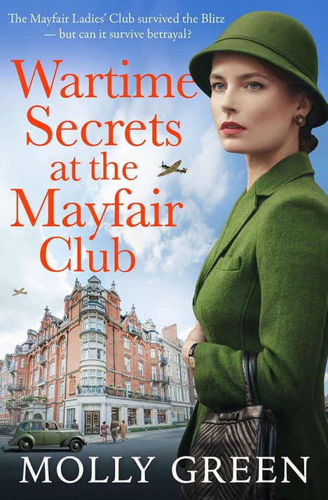 „Wartime Secrets at the Mayfair Club“ von Molly Green. Frau im grünen Mantel vor einem alten Gebäude.