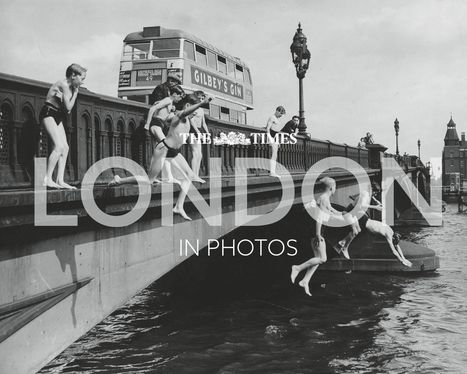 Text: "THE TIMES LONDON IN PHOTOS". Junge Jungs springen von einer Brücke ins Wasser, ein Doppeldeckerbus im Hintergrund.