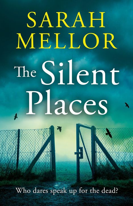 Text: "Sarah Mellor, The Silent Places, Who dares speak up for the dead?" Ein Tor auf einem Feld, umgeben von Vögeln vor nebligem Himmel.