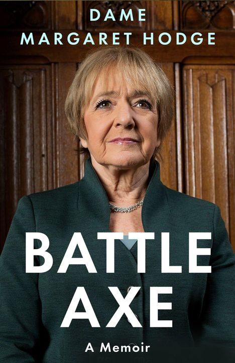 Text: "Dame Margaret Hodge", "Battle Axe", "A Memoir". Frau in grüner Kleidung vor holzgetäfeltem Hintergrund.
