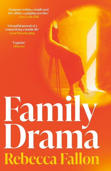 "Family Drama", Rebecca Fallon. Zitate loben Schreibstil und Handlung. Silhouettenhafte Person in warmem, gelbem Licht.