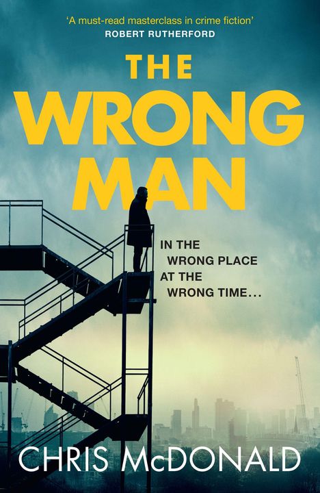 "The Wrong Man. In the wrong place at the wrong time… Chris McDonald." Silhouette einer Person auf einer Treppe vor Skyline.