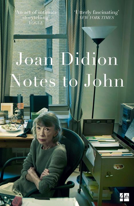 „Joan Didion Notes to John“ steht über einer älteren Frau an einem Schreibtisch mit Papieren und einem Telefon.