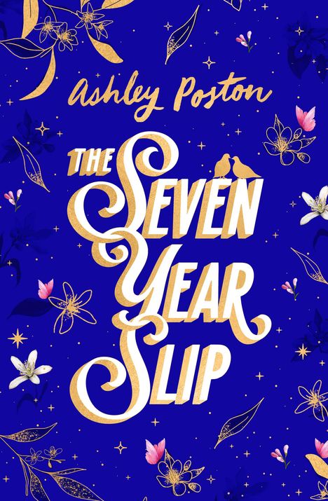 "Ashley Poston: The Seven Year Slip" in geschwungener Schrift. Umgeben von Blumenillustrationen auf blauem Hintergrund.