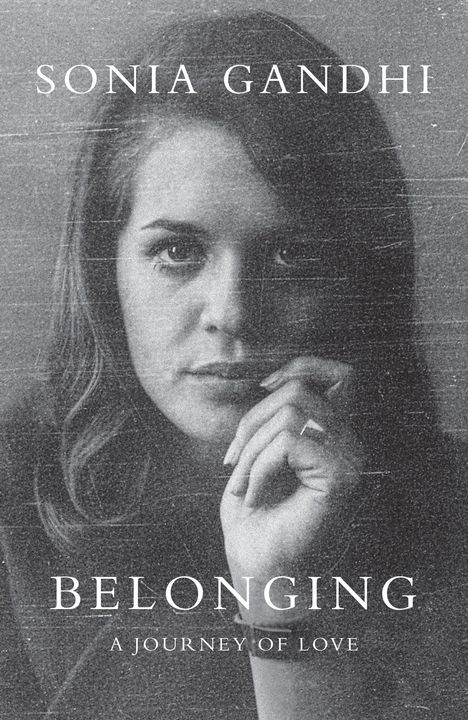 Text: "SONIA GANDHI", "BELONGING", "A JOURNEY OF LOVE". Schwarz-weiß Porträt einer Frau, die direkt schaut.