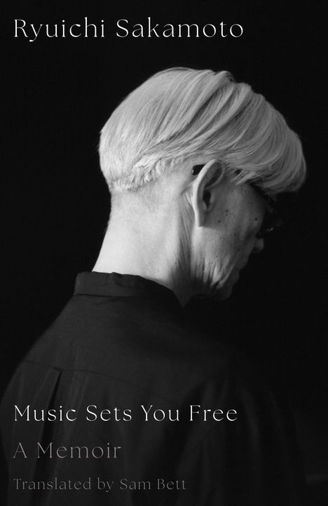Text: "Ryuichi Sakamoto, Music Sets You Free, A Memoir, Translated by Sam Bett." 

Beschreibung: Person mit hellem Haar im Profil, schwarzer Hintergrund.