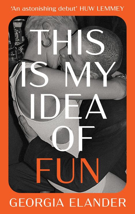 „THIS IS MY IDEA OF FUN“ Georgia Elander. Schwarz-Weiß-Foto eines sich umarmenden Paares, orangener Rahmen.