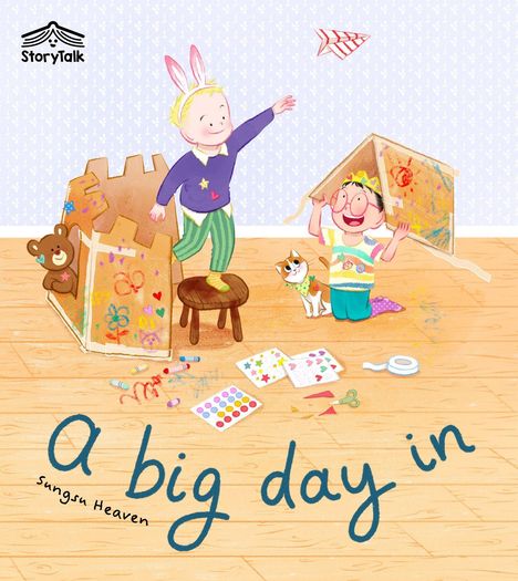 Der Text lautet "a big day in". Zwei Kinder spielen kreativ mit Kartons. Ein Teddybär und eine Katze sind ebenfalls dabei.