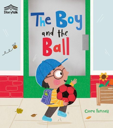 "The Boy and the Ball" steht groß. Ein Kind mit Brille hält einen Ball, trägt einen Rucksack und eine blaue Kappe.