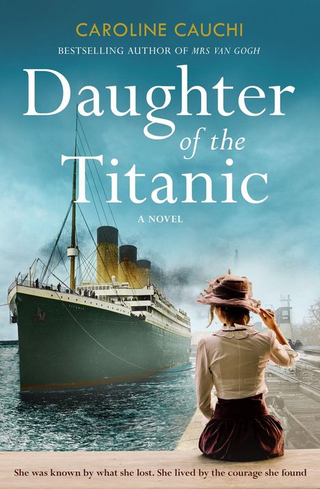 "Daughter of the Titanic", ein Roman von Caroline Cauchi. Eine Frau schaut auf ein großes Schiff, die Titanic.