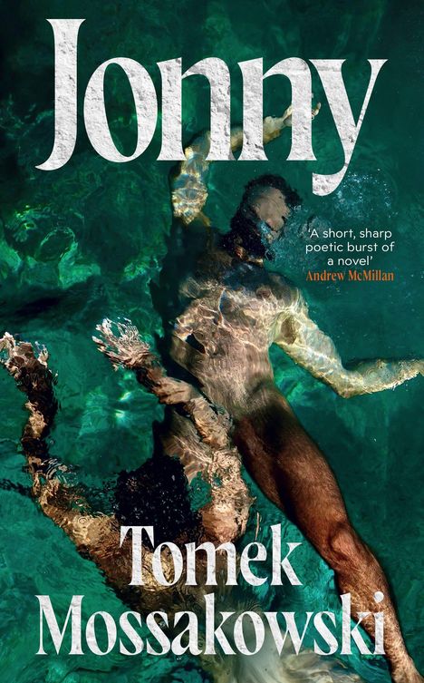 „Jonny“, „Tomek Mossakowski“, Zitat „A short, sharp poetic burst of a novel” von Andrew McMillan. Mann schwimmt unter Wasser.