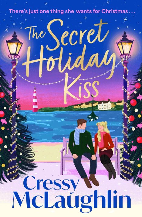 Text: "The Secret Holiday Kiss", "Cressy McLaughlin". Illustration: Ein Paar sitzt auf einer Bank am verschneiten Ufer.
