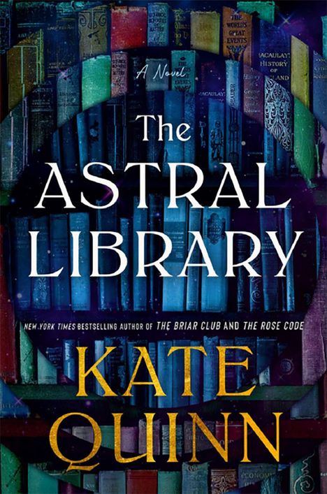 „The Astral Library“ und „Kate Quinn“ stehen in großen Buchstaben vor farbenfrohen Bücherreihen.